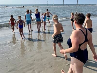 Familie am Strand beim Spielen