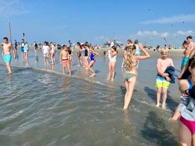 Menschen am Strand mit Wasser