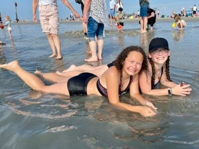 Zwei Frauen im Wasser am Strand.