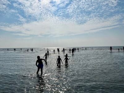 Kinder spielen im flachen Wasser