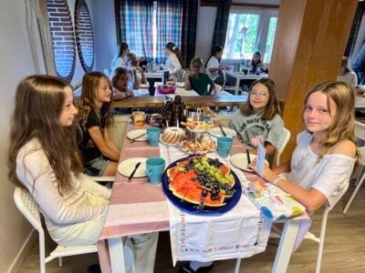 Mädchen feiern Geburtstag mit Essen.