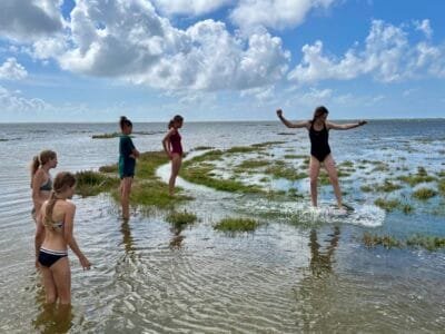Mädchen spielen im flachen Wasser.