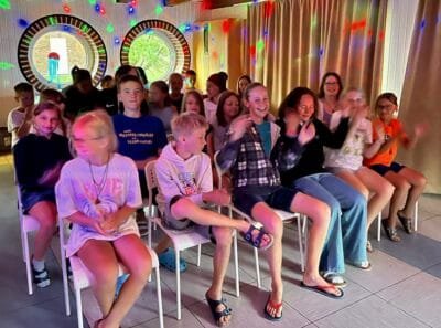 Kinder feiern mit Musik und Licht