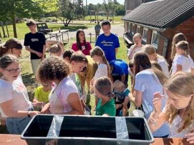 Kinder spielen im Freien zusammen.