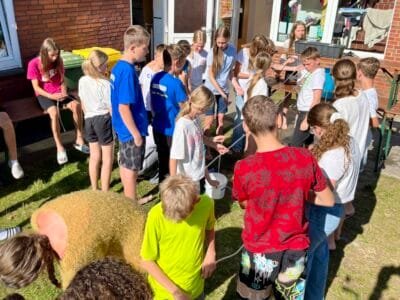 Kinder spielen im Freien zusammen.