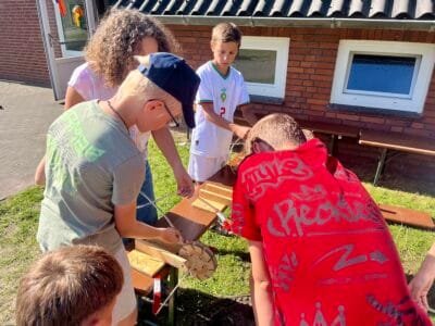 Kinder bauen etwas im Freien