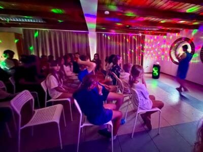 Lichtshow mit Publikum in einem Raum.