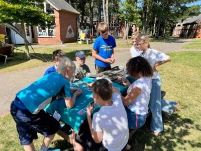 Kinder spielen und basteln im Freien.