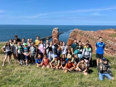 Gruppe von Kindern am Meer