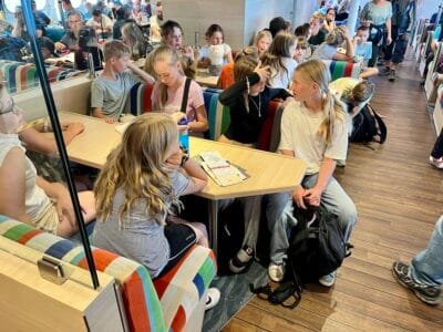 Kinder sitzen in einem Restaurant.