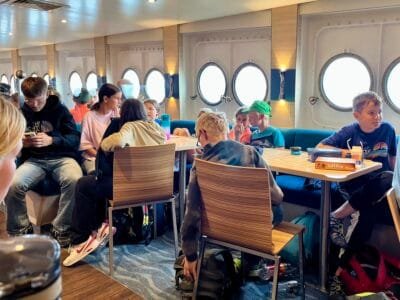 Kinder sitzen in einem Boot.