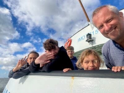 Kinder und Erwachsener auf Boot