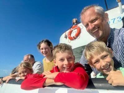 Familie auf einem Boot, sonnig