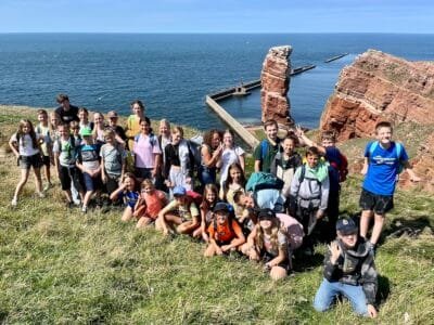 Gruppe von Schülern am Meer