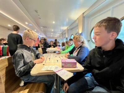 Kinder spielen Spiele auf einem Boot