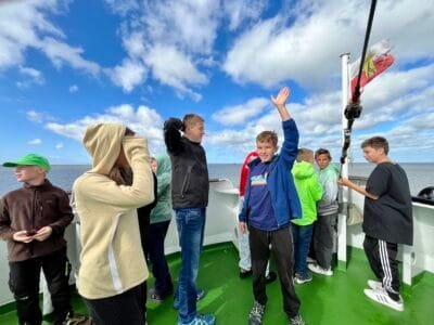Kinder auf einem Boot, fröhlich.