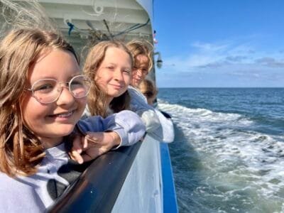 Mädchen lächeln auf einem Boot.