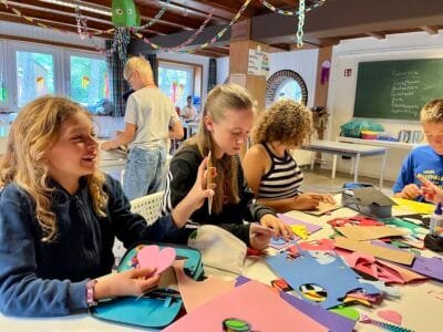 Kinder basteln mit buntem Papier