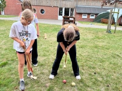 Kinder spielen im Freien Croquet.