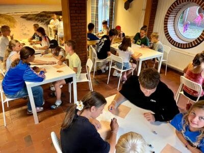 Kinder spielen und zeichnen zusammen.