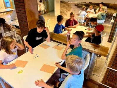 Kinder spielen und arbeiten zusammen.