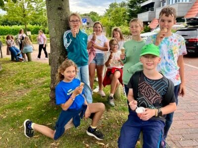 Kinder genießen Eiscreme im Freien