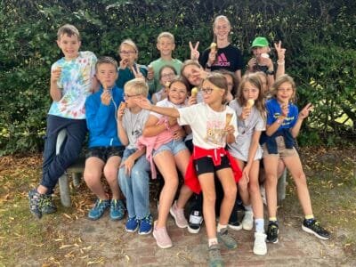 Kinder mit Eiscreme und Spaß