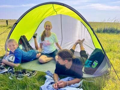 Kinder im Zelt auf Wiese