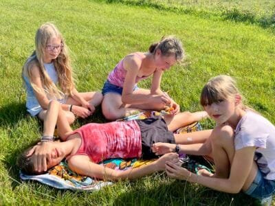 Vier Mädchen entspannen im Gras.