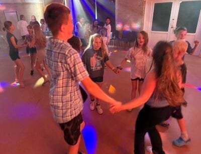 Kinder tanzen auf einer Party
