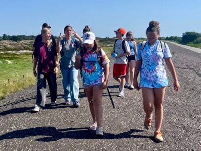 Gruppe von Jugendlichen beim Wandern