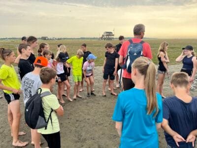Gruppe von Kindern am Strand