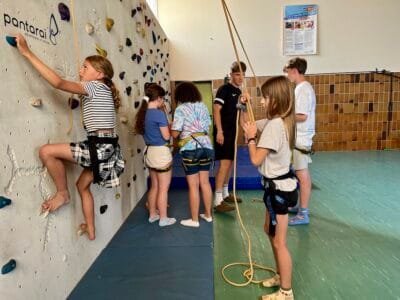 Kinder beim Klettern in der Halle