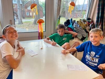 Drei Kinder am Tisch, spielen.