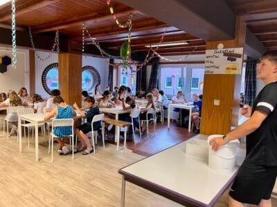 Schüler in einem Klassenraum beim Lernen