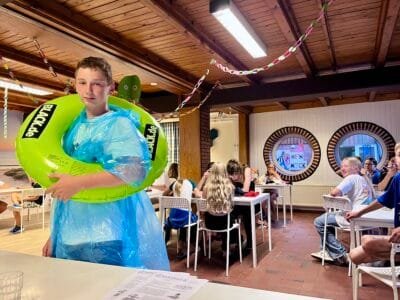 Junge mit Schwimmring in Restaurant