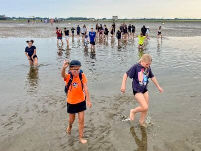 Kinder spielen im flachen Wasser
