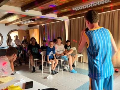 Kinder feiern mit Musik und Spaß