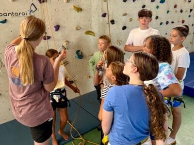 Kinder lernen Klettern in der Halle