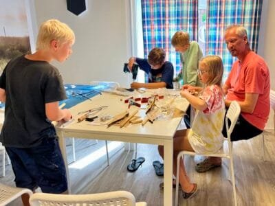 Kinder basteln mit einem Erwachsenen.