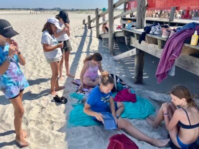 Mädchen am Strand mit Handtüchern