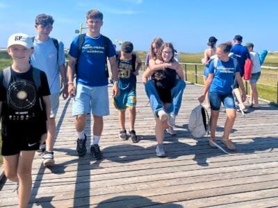 Gruppe von Jugendlichen auf Holzsteg