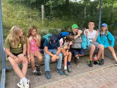 Gruppe von Kindern an Bushaltestelle