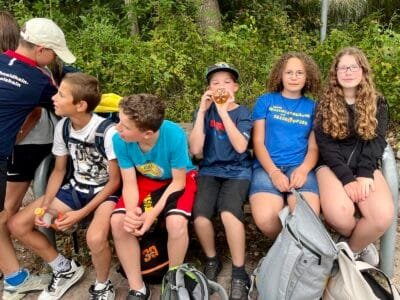 Gruppe von Kindern auf einer Bank