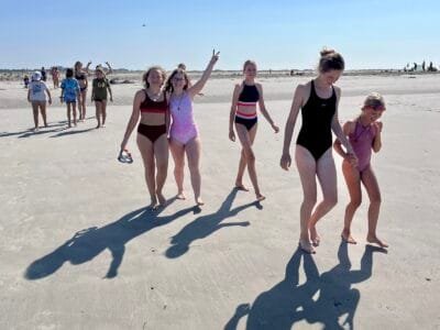 Mädchen am Strand in Badeanzügen