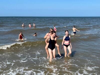 Kinder spielen im Wasser am Strand
