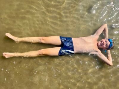 Junge schwimmt entspannt im Wasser