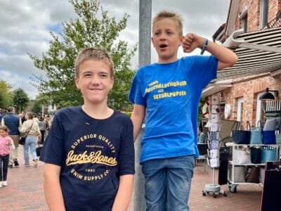 Zwei Jungen auf einem Fest.