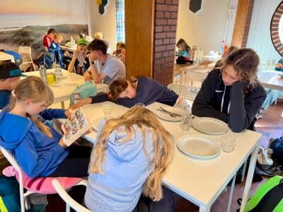 Müde Kinder in einem Restaurant.