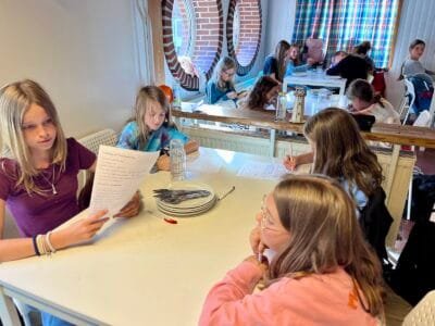 Schülerinnen bei Gruppenarbeit am Tisch